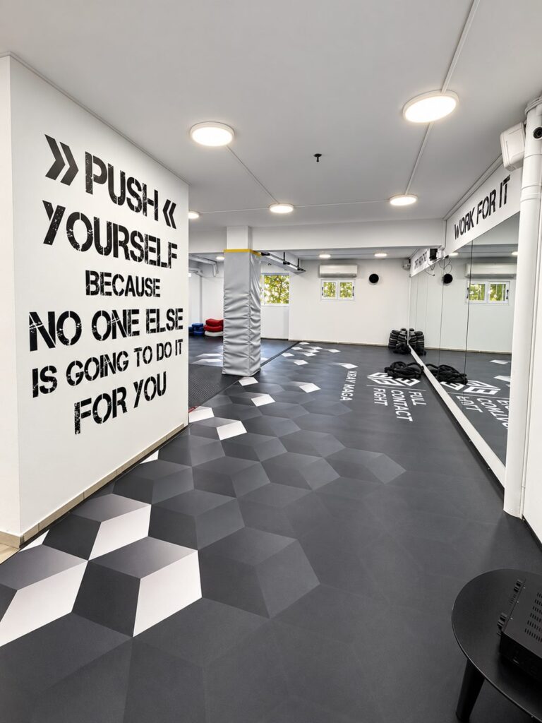 Τοίχος με σύνθημα Push yourself